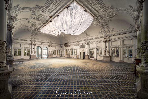 Photographie d'un hall d'hôtel abandonné.