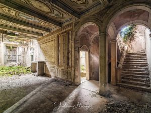 Photographie dun couloir de Château abandonné.