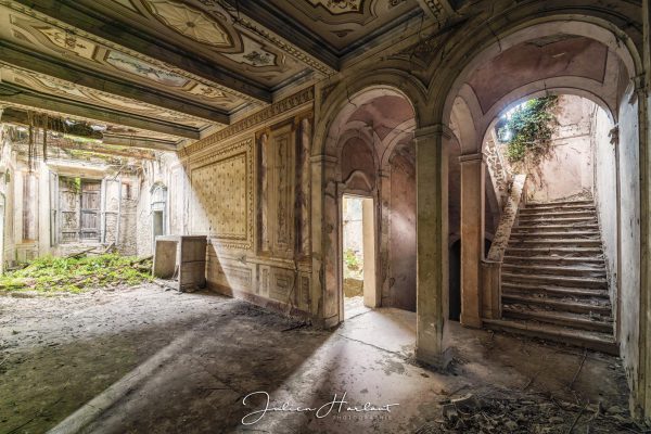 Photographie dun couloir de Château abandonné.
