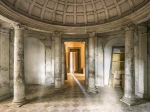 Photographie de l'intérieur d'une pièce de la Villa Q en Italie.