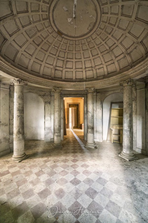 Photographie de l'intérieur d'une pièce de la Villa Q en Italie.