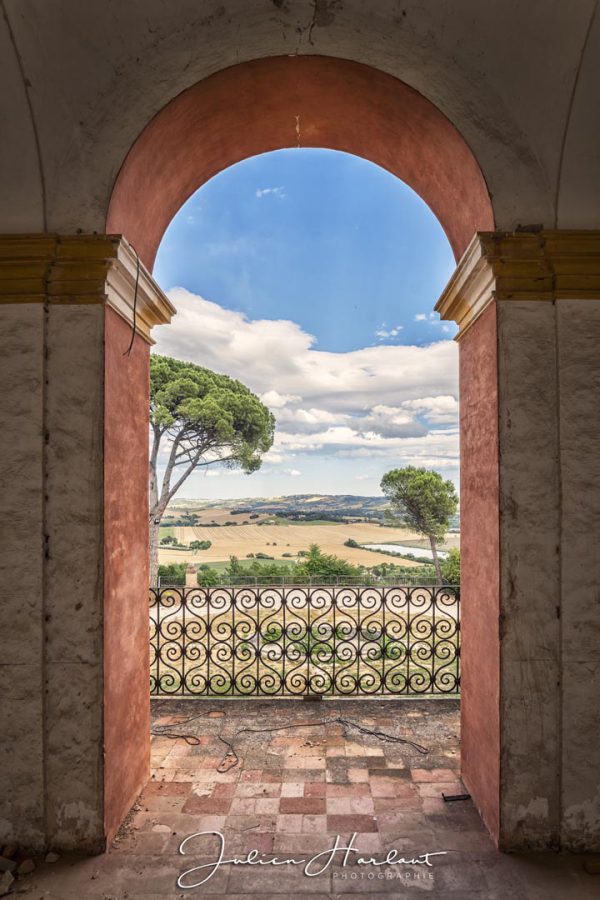 Photographie d'un balcon abandonné avec une vue sur l'horizon.