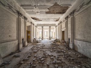 Photographie d'un couloir d'une villa abandonnée.