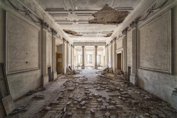 Photographie d'un couloir d'une villa abandonnée.