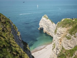 Photographie des falaises d'Etretat pendant un jour ensoleillé.