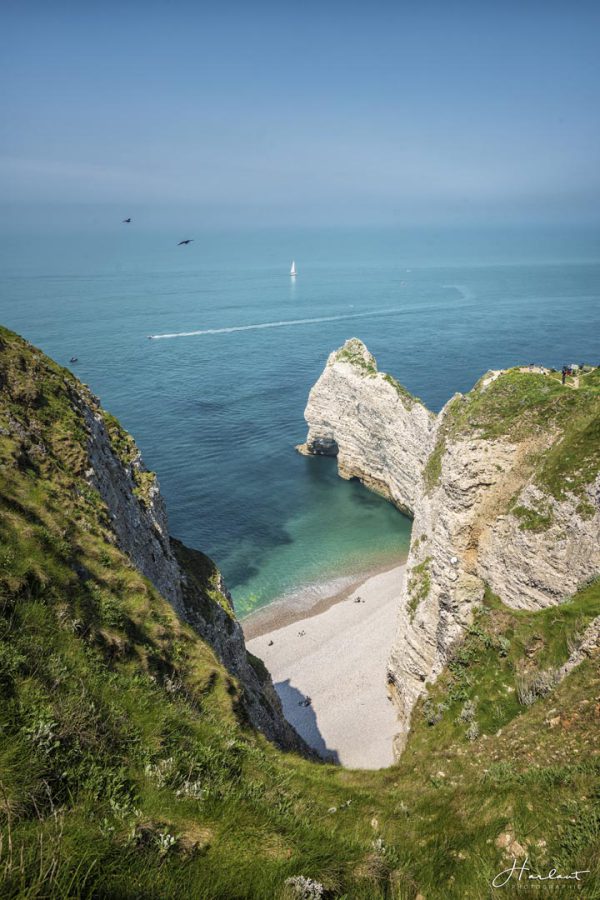 Photographie des falaises d'Etretat pendant un jour ensoleillé.