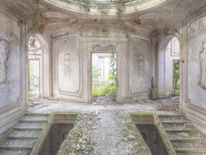 Photographie d'un étage particulier d'un Château abandonné.