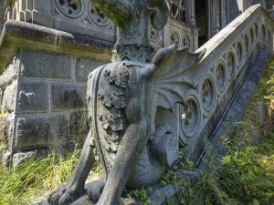 Photographie d'une gargouille de lévrier au pied d'un château