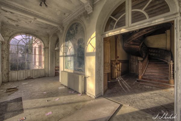 Photographie d'une pièce abandonnée.