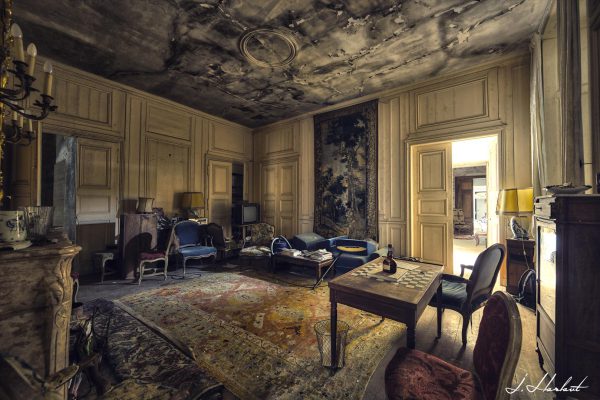 Photographie d'une salle de jeux d'un manoir abandonné.