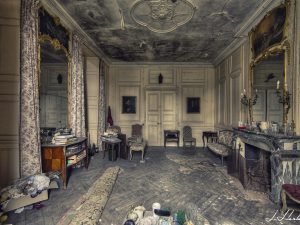 Photographie d'un salon d'un manoir abandonné.