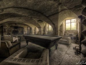 Photographie d'une salle de jeux d'un manoir abandonné.