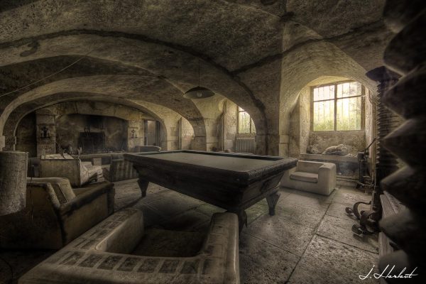 Photographie d'une salle de jeux d'un manoir abandonné.