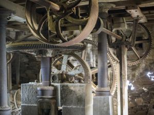 Photographie des engrenages d'un moulin.