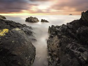 Photographie de récifs au bord de mer en Bretagne.