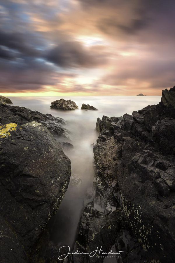 Photographie de récifs au bord de mer en Bretagne.