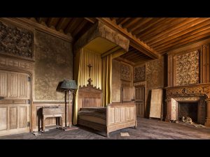 Photographie d'une chambre avec un lit dans un château.