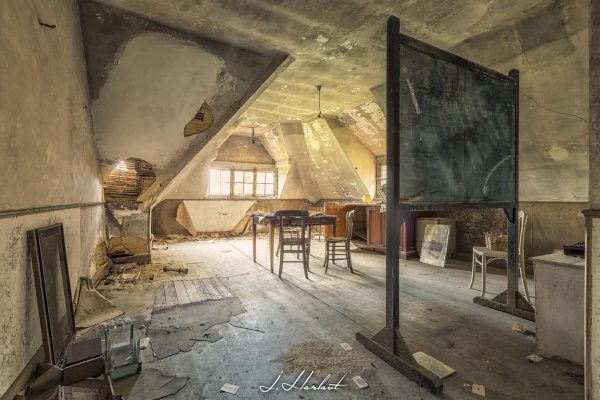 Photographie d'une vieille salle de classe.