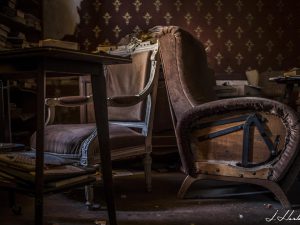 Photographie de fauteuils en velours abandonnés.