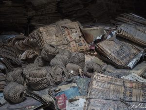 Photographie de vieux journaux avec de la corde.