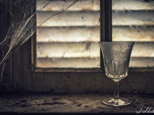 Photographie d'un verre poussiéreux.