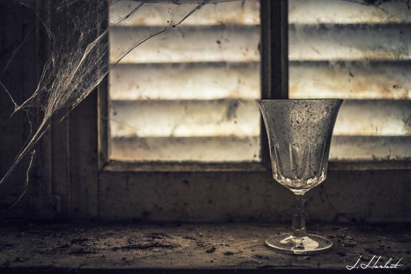 Photographie d'un verre poussiéreux.