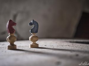 Photographie de petits chevaux en bois.
