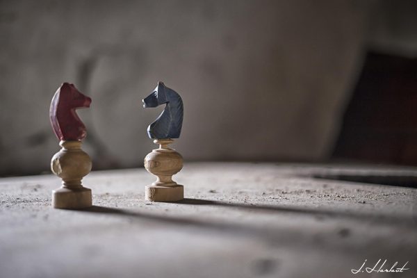Photographie de petits chevaux en bois.