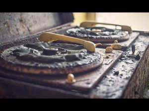 Photographie d'un vieux lecteur vinyle dégradé par le temps.