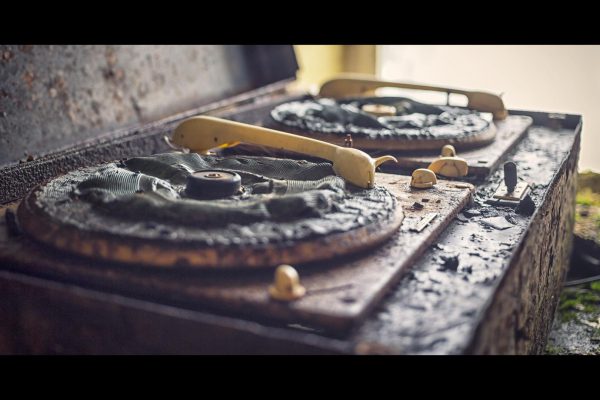 Photographie d'un vieux lecteur vinyle dégradé par le temps.