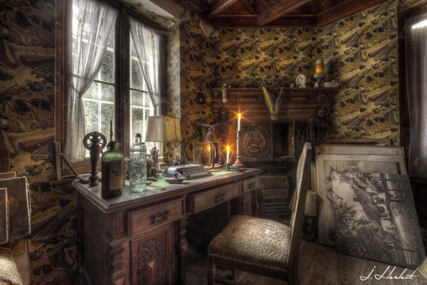 Photographie d'un bureau abandonné laissé dans son jus.