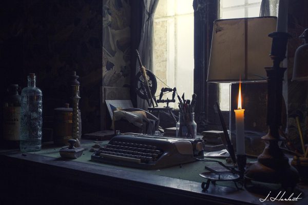 Photographie du bureau de la pièce d'écriture.