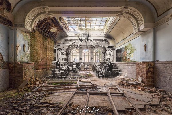 Photomontage d'une ancienne salle de réception d'un château.
