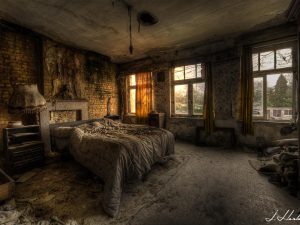 Photographie d'une chambre abandonnée et délabrée.