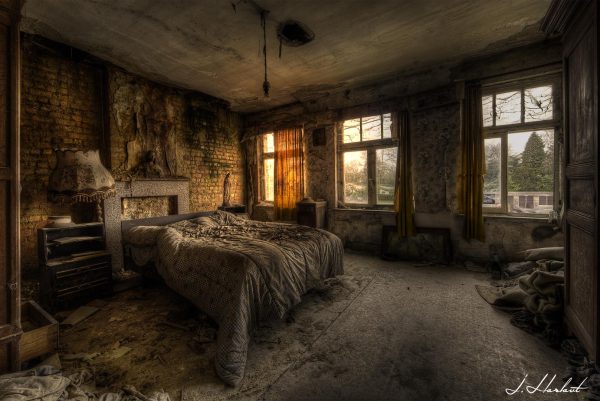 Photographie d'une chambre abandonnée et délabrée.