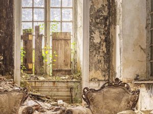 Photographie verticale d'une salle de réception.