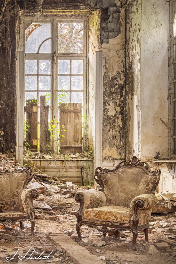 Photographie verticale d'une salle de réception.