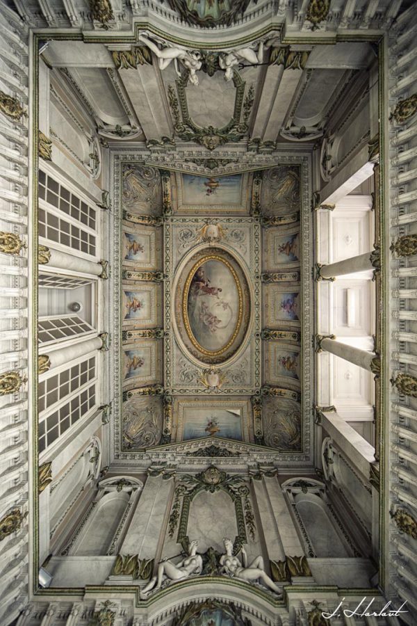 Photographie d'un plafond de château abandonné.