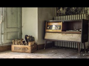 Photographie d'un meuble radio des années 50-60.