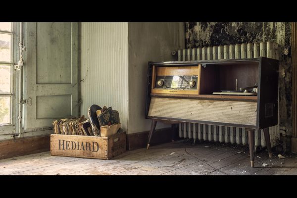 Photographie d'un meuble radio des années 50-60.
