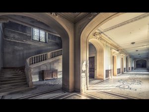 Photographie d'un couloir de Château abandonné.