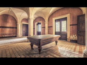 Photographie d'une table ancienne.