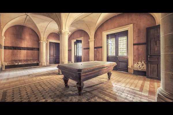 Photographie d'une table ancienne.