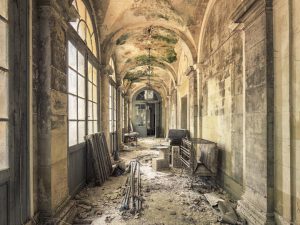 Photographie d'un couloir de Château abandonné.