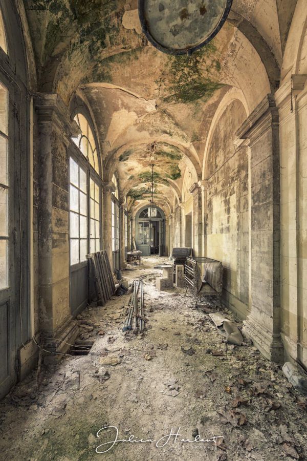 Photographie d'un couloir de Château abandonné.