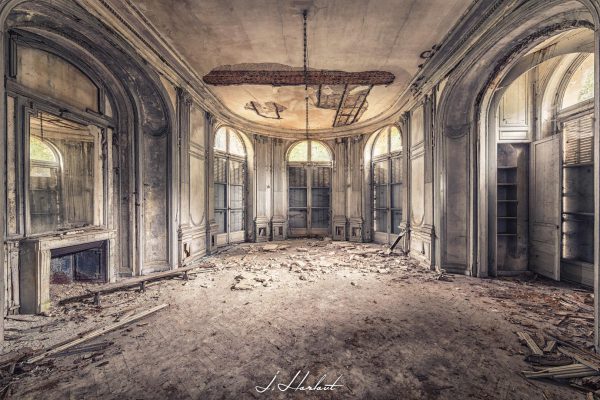Photographie d'une pièce d'un Château abandonné.