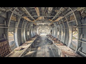 Photographie d'une carcasse d'avion.