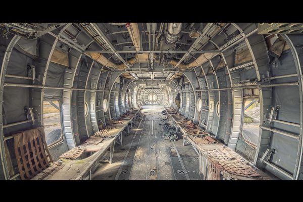 Photographie d'une carcasse d'avion.