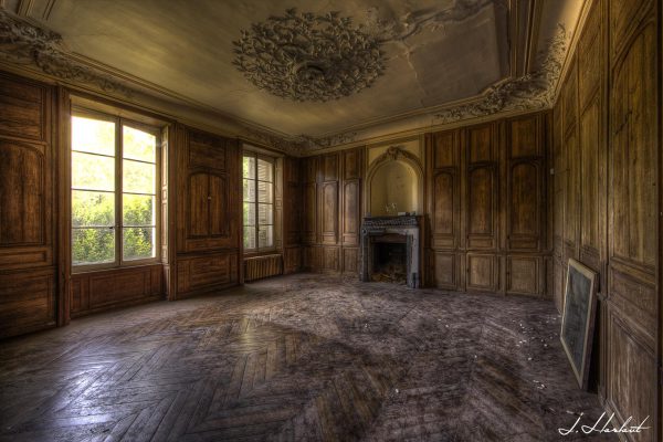 Photographie d'une pièce abandonnée d'un château.