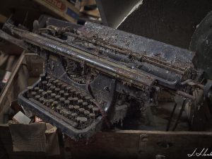 Photographie d'une vielle machine à écrire.